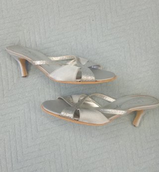 SANDALIAS DE FIESTAS DE TACÓN + BOLSO PLATEADO.