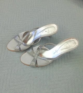 SANDALIAS DE FIESTAS DE TACÓN + BOLSO PLATEADO.