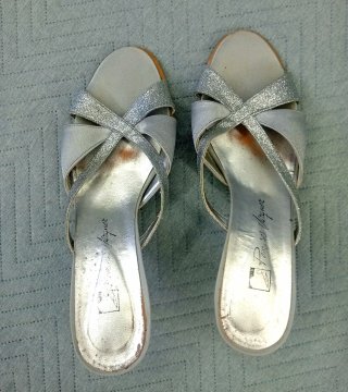 SANDALIAS DE FIESTAS DE TACÓN + BOLSO PLATEADO.