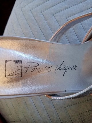 SANDALIAS DE FIESTAS DE TACÓN + BOLSO PLATEADO.