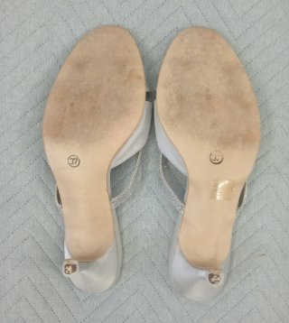 SANDALIAS DE FIESTAS DE TACÓN + BOLSO PLATEADO.