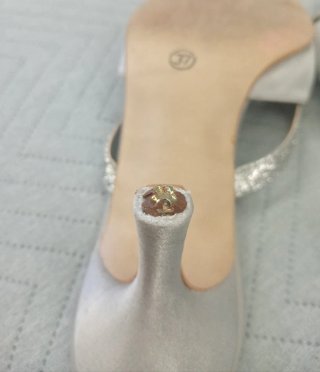 SANDALIAS DE FIESTAS DE TACÓN + BOLSO PLATEADO.