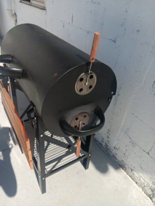 Barbacoa con ruedas y mesas laterales