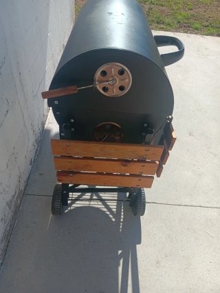 Barbacoa con ruedas y mesas laterales