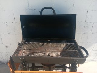 Barbacoa con ruedas y mesas laterales