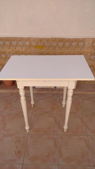 Mesa de cocina blanca de madera