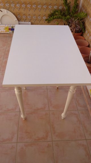 Mesa de cocina blanca de madera