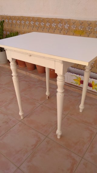 Mesa de cocina blanca de madera