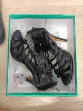 Zapatos de tacón negros con flor