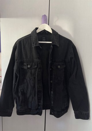 Cazadora vaquera oversize negra Bershka