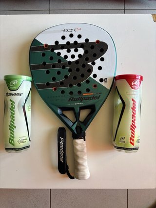 Pala Bullpadel Hack 04 (Paquito Navarro) + pelotas