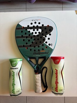 Pala Bullpadel Hack 04 (Paquito Navarro) + pelotas
