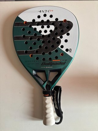 Pala Bullpadel Hack 04 (Paquito Navarro) + pelotas
