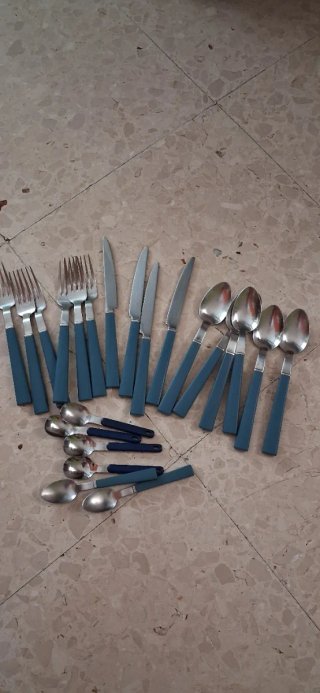 Lote cubiertos metal y plástico azul/plata