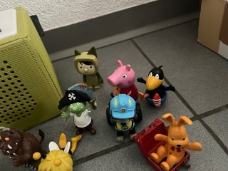 Toniebox con figuras y cargador