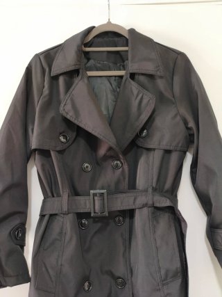 Gabardina color negro. Nuevo a estrenar