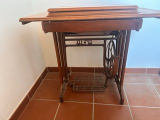 Máquina de coser antigua de madera y metal