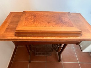 Máquina de coser antigua de madera y metal