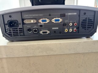 Proyector Mitsubishi con bolsa y cables