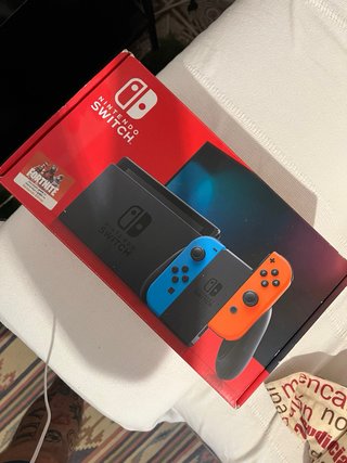 Nintendo Switch Roja y Azul con Funda y protector