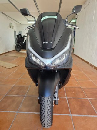Honda PCX 125 Negra - ¡Como Nueva!.