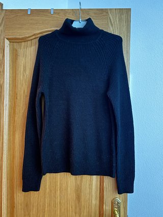 Jersey cuello alto hombre negro