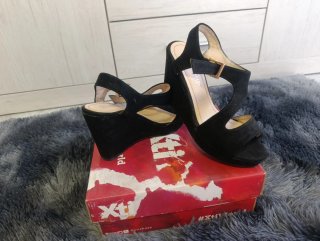 Sandalias de cuña negras