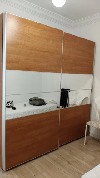 Armario puertas correderas madera y espejo