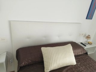 Canapé y cabecero de madera y tela