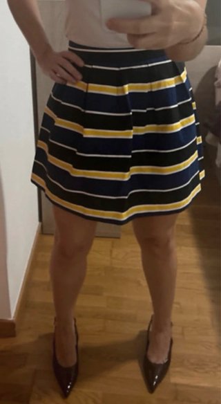 Falda de rayas azul y amarilla