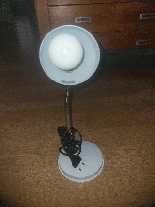 Lámpara de escritorio blanca y gris