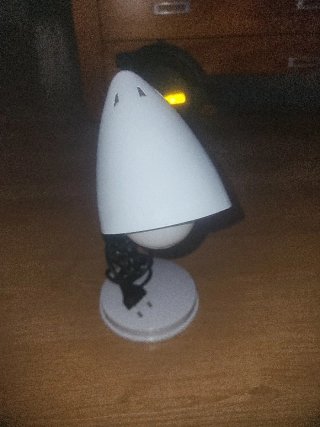 Lámpara de escritorio blanca y gris