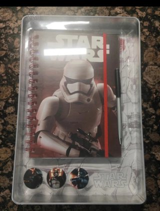 Caja Star Wars con libreta, bolígrafo, pins