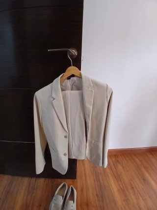 Traje beige 11-12 años y zapatos 37