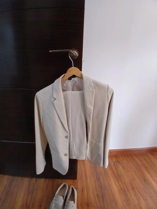 Traje beige 11-12 años y zapatos 37