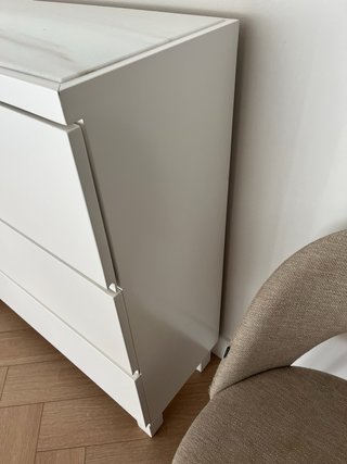 Cómoda cajonera de madera con tapa de marmol