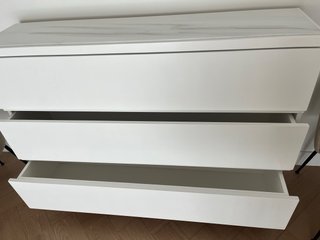 Cómoda cajonera de madera con tapa de marmol