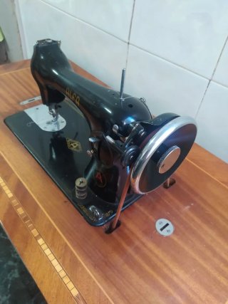 Máquina de coser antigua Alfa
