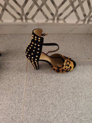 Zapatos de tacón con tachuelas y estampado animal