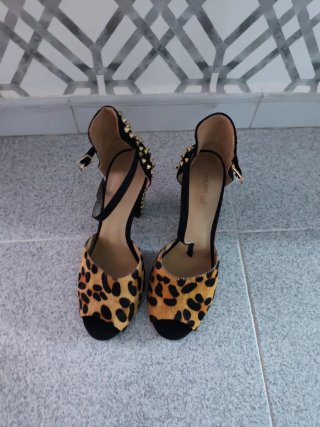 Zapatos de tacón con tachuelas y estampado animal