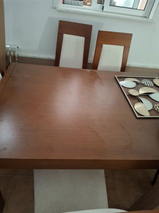 Mesa de comedor de madera y sillas modernas