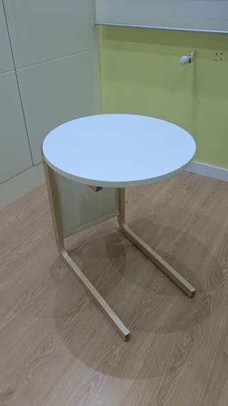 Mesa auxiliar madera blanca y tela