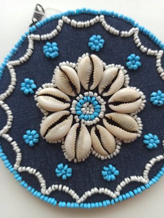 Monedero denim con conchas naturales a estrenar