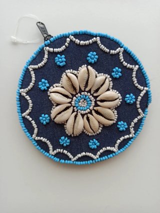 Monedero denim con conchas naturales a estrenar