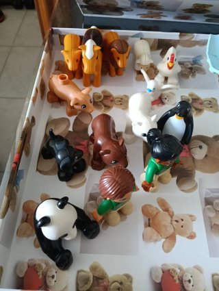 Lego, figuras y vehículos
