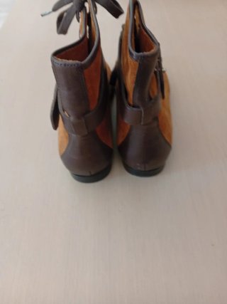 Botines ante cordones marrones