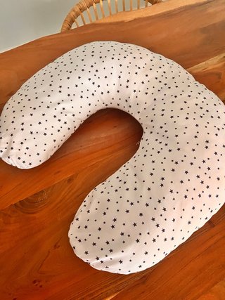 Cojín de lactancia con estrellas