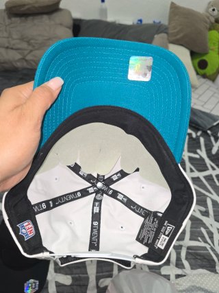 Gorra NFL New Era Blanca y Turquesa.