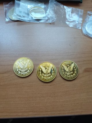 3 Reproducciones de Monedas Doradas