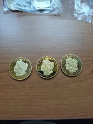 3 Reproducciones de Monedas Doradas